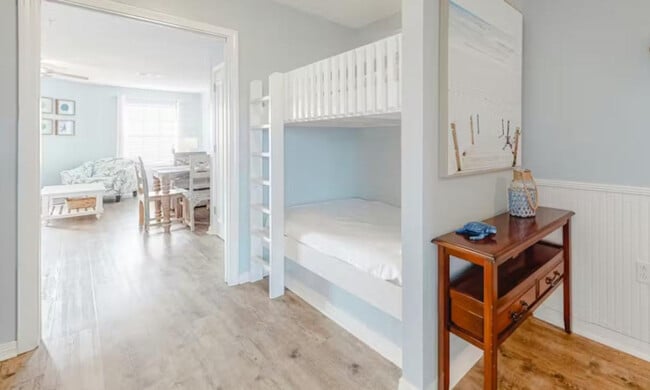 Building Photo - 572 E Beach Blvd