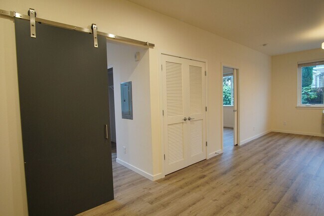 Building Photo - Spacious 2nd Floor 2-Bed in John's Landing...