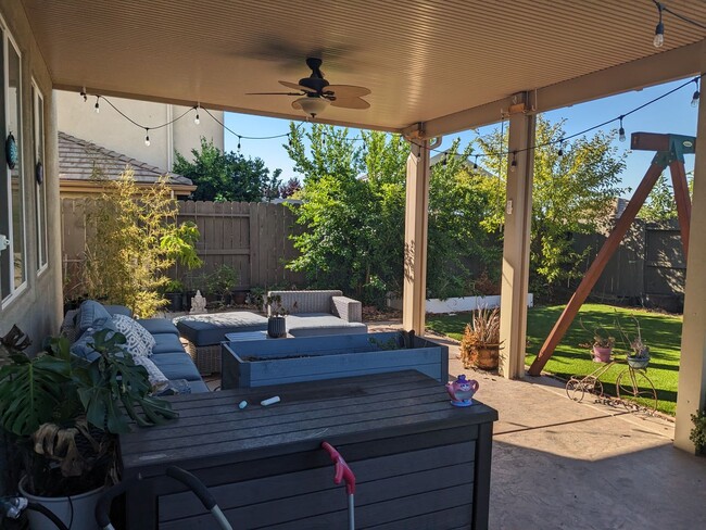 Building Photo - Lovely 4 Bedroom Blackstone Home
