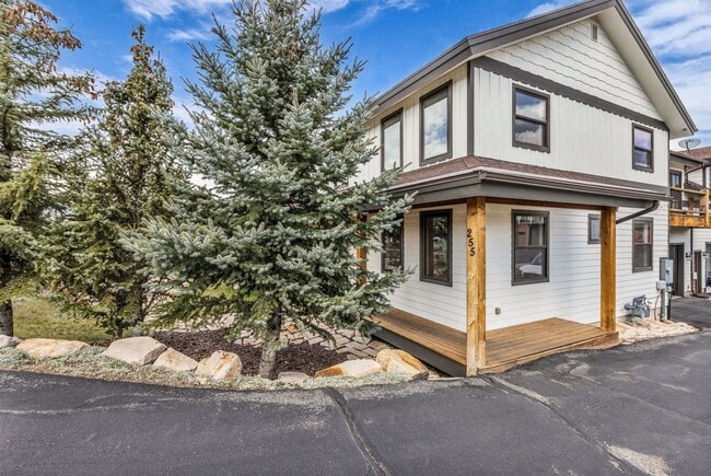 Building Photo - Stunning Mountain Retreat