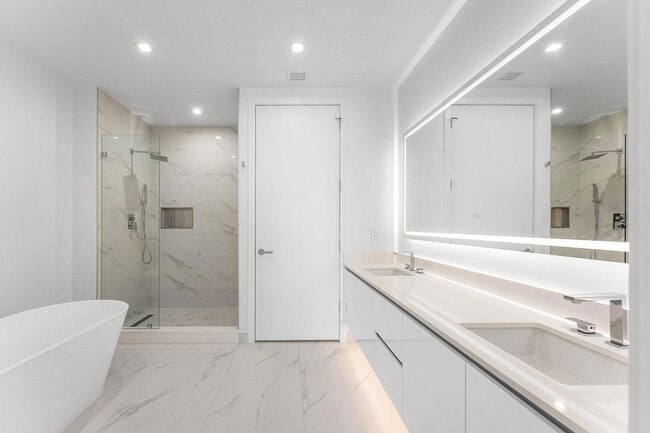 Building Photo - 220 Lake Shore Dr