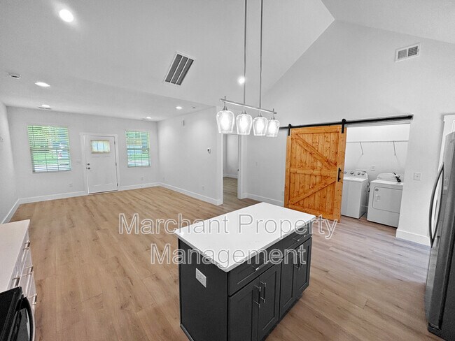 Building Photo - 7 20th St