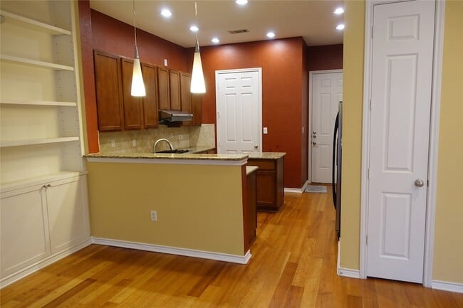 Building Photo - 2105 Lucerne Cove