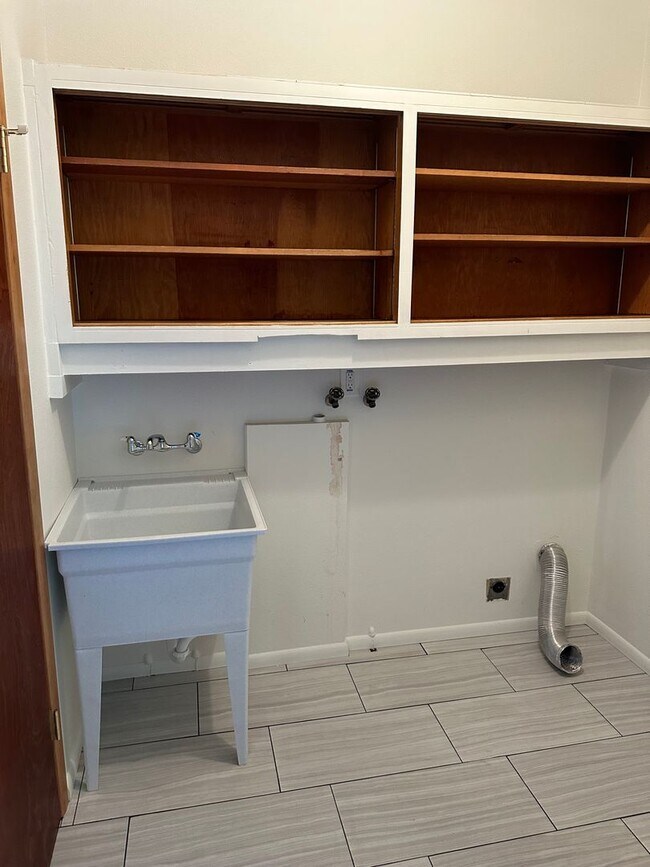 Building Photo - GORGEOUS RANCH STYLE HOME ON HUGE MANICURED LOT IN GARDEN HOME IN SW PORTLAND