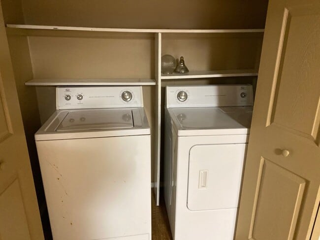 Building Photo - 3 Bedroom, 1 Bath House for Rent - All Appliances Included