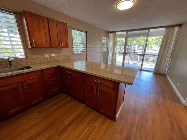Building Photo - Punahou Wilder (Manoa/Makiki) - 2 bedrooms...
