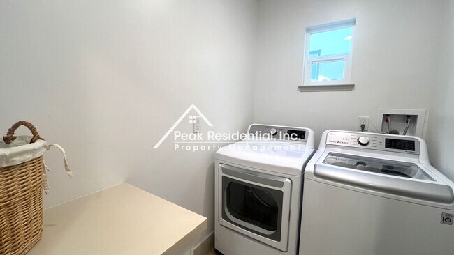 Building Photo - Updated 3bd/2b Home Near UCD Med Center!
