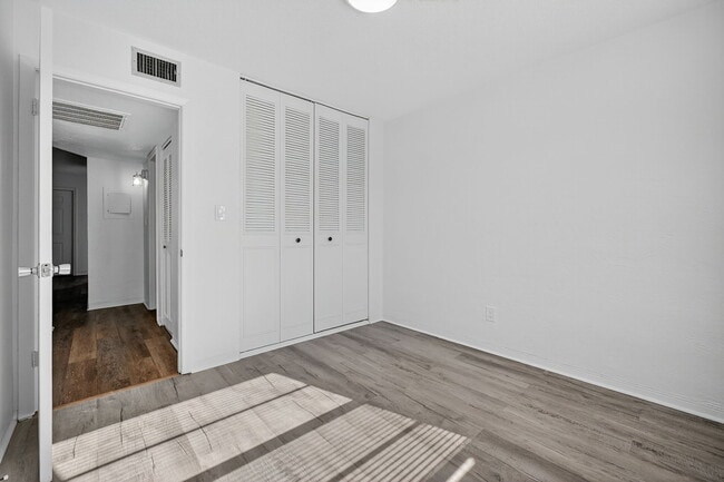 Building Photo - 2417 N Oleander Ave