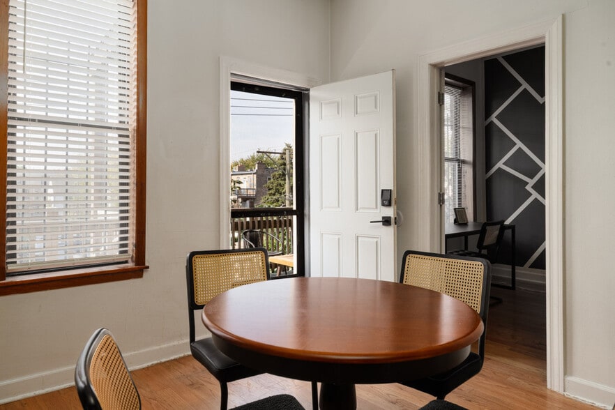 Building Photo - 906 N Damen Ave