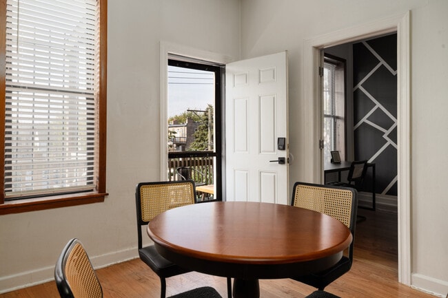 Building Photo - 906 N Damen Ave