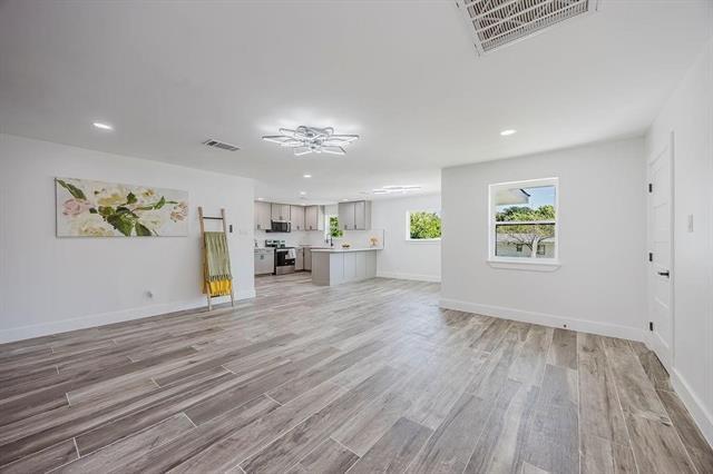 Building Photo - 310 E 6th St