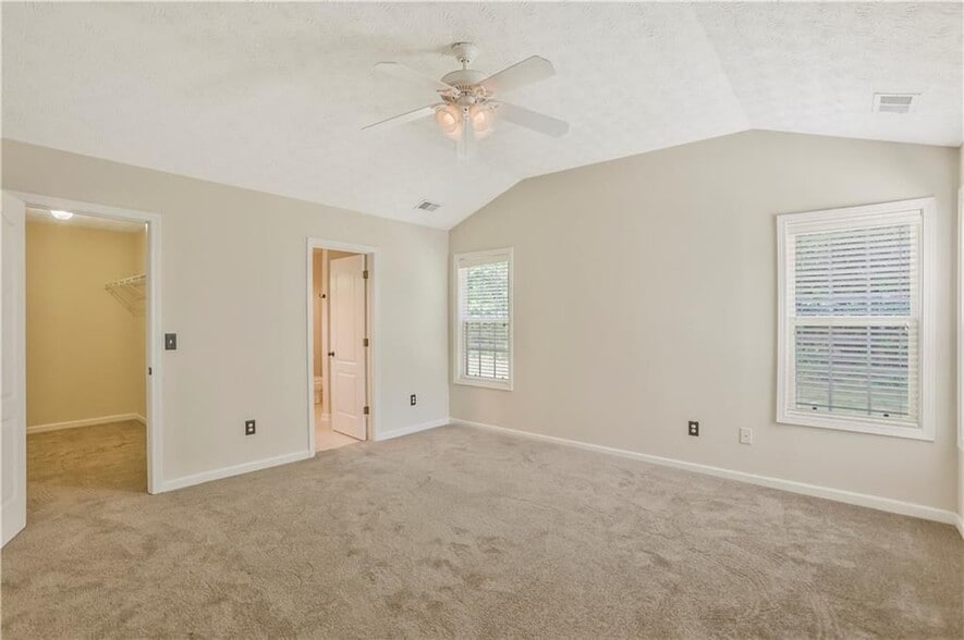 Building Photo - 328 White Oak Way