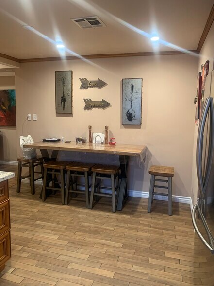 Building Photo - 766 N Alexandria Ave