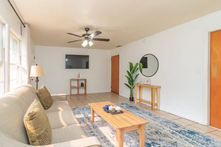 Building Photo - 2118 Skylake Dr