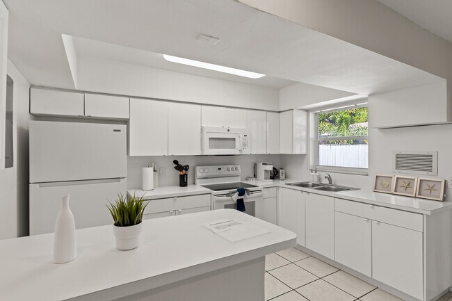 Building Photo - 1761 NE 55th St