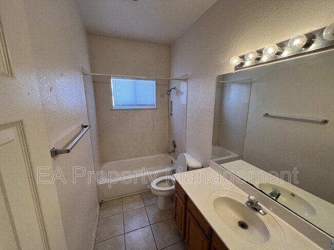 Building Photo - 4009 Pasaje Pl NW