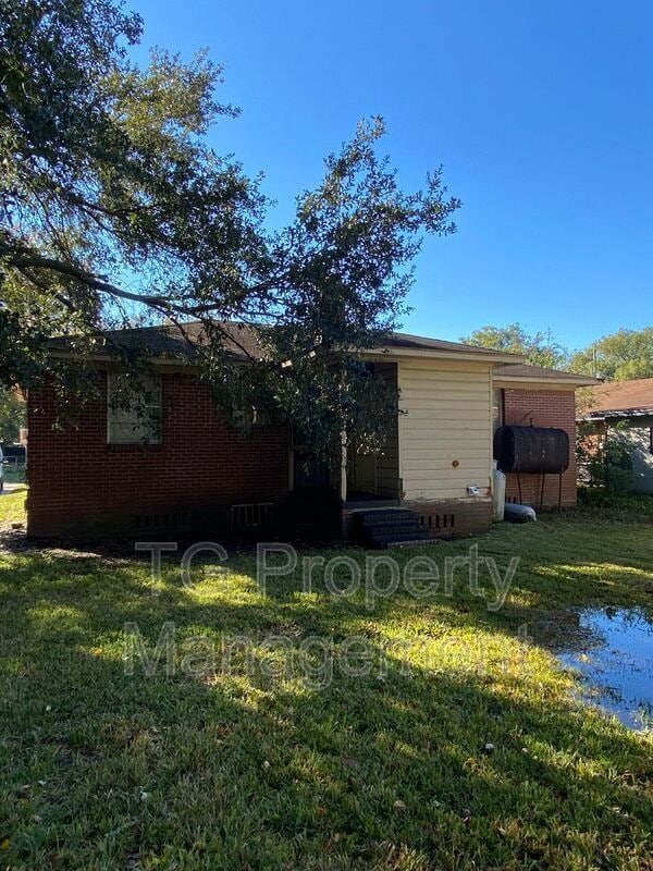 Building Photo - 5205 Hollycrest Dr