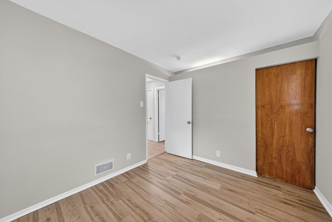 Building Photo - 10772 Spring Garden Dr