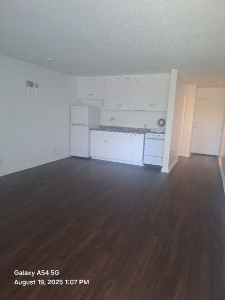 Building Photo - 609 De La Vina St