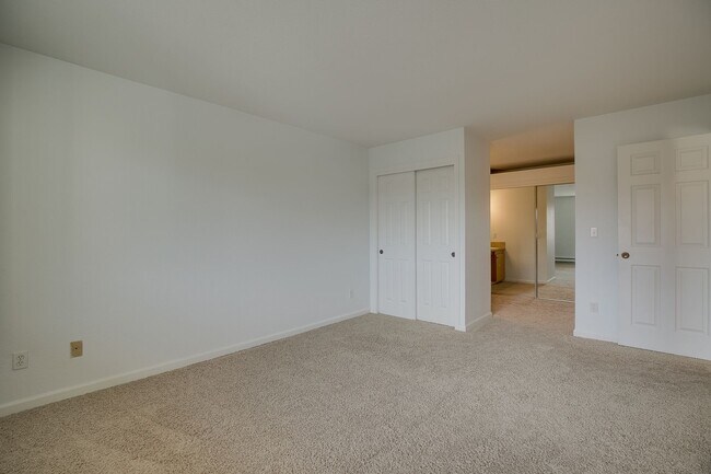Building Photo - Downtown Mercer Island Condo Available Now!