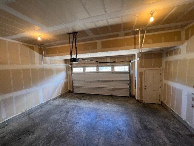 Building Photo - Rent Reduction! End Unit - Hawks Prairie Townhome