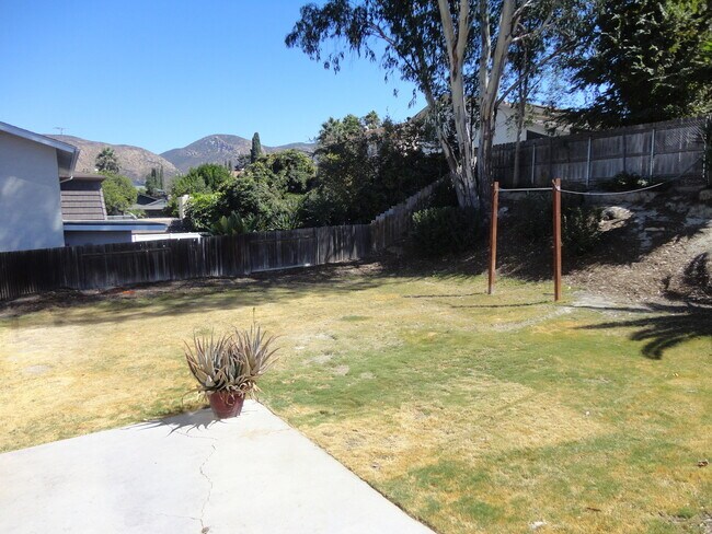 Building Photo - Lovely 2 Story 4 Bedroom 2 1/2 Bath in San Carlos!!