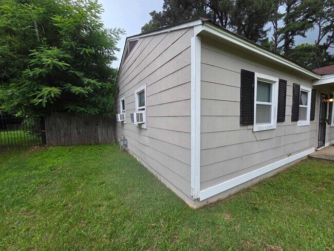 Building Photo - 3263 Baskin St