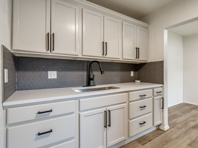 Building Photo - Completely Remodeled 1 Bedroom, 1 Bath Duplex!