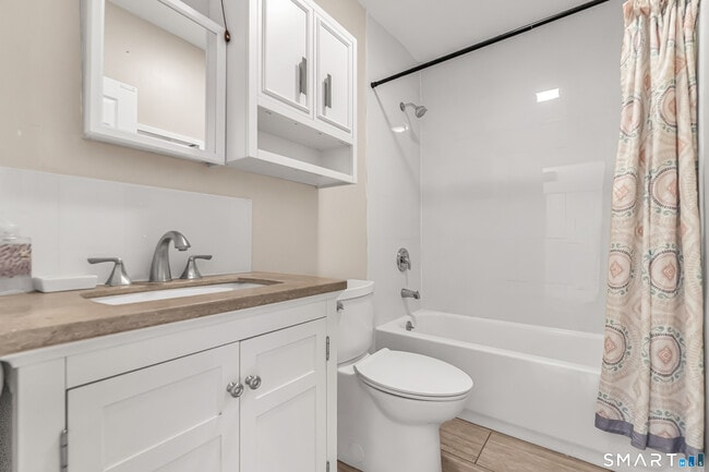 Building Photo - 1504 Iranistan Ave