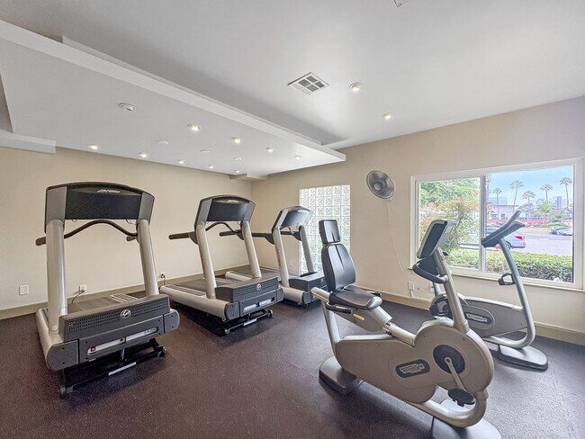 Building Photo - Modern 2B/2BA Condo with Balcony & Ameniti...