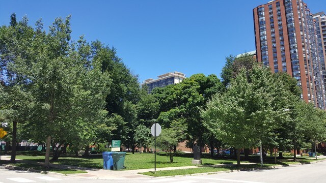 Building Photo - 621 S Plymouth Ct