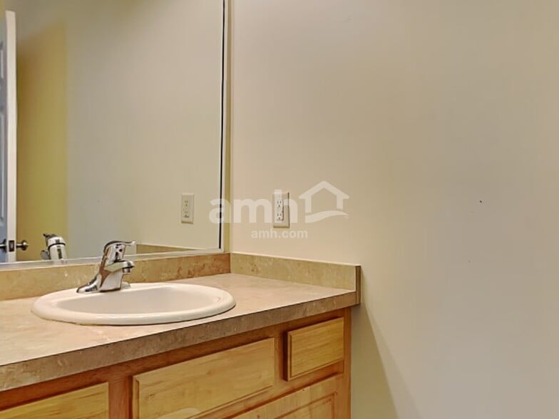 Building Photo - 160 Concord Farm Rd