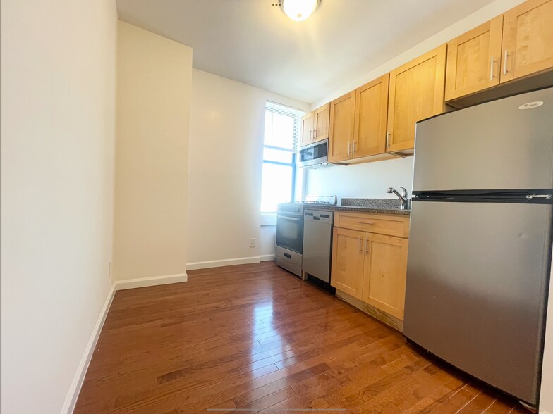 Primary Photo - 3220 35th St