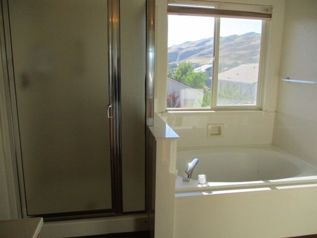 Building Photo - Northwest Suburban  Beauty