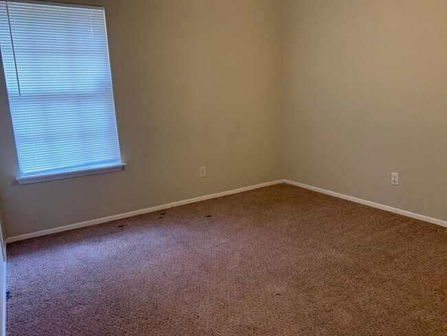 Building Photo - 1006 Poppets Way