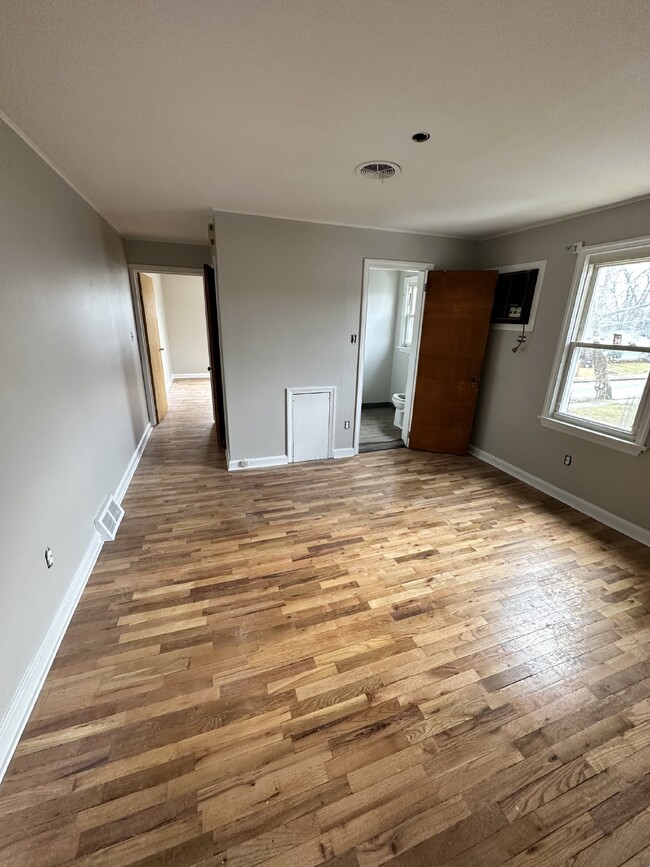 Building Photo - AVAILABLE NOW! Newly Renovated 1BR!