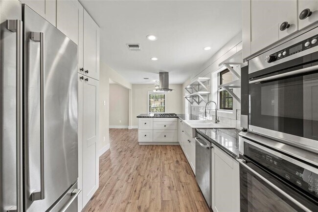 Building Photo - 2219 Briarview Dr