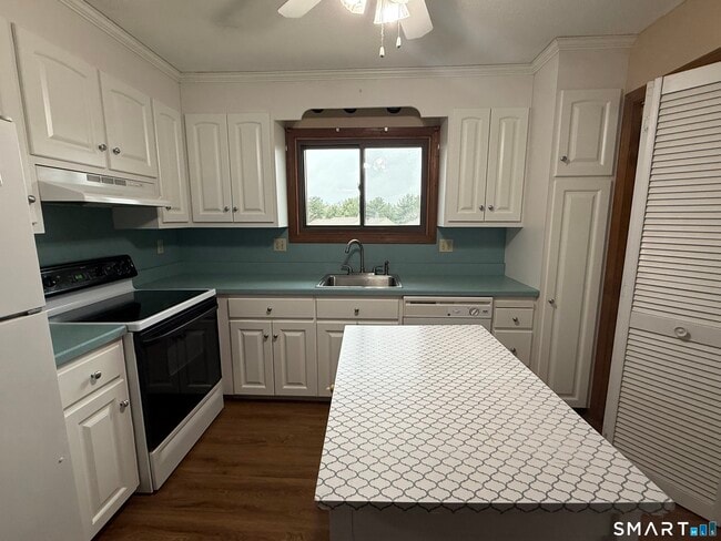 Building Photo - 1302 Summer Hill Dr