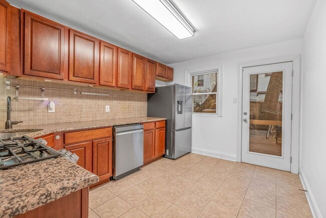 Building Photo - 1922 Montrose St