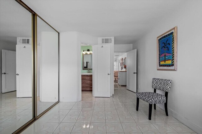 Building Photo - 572 N Calle Marcus