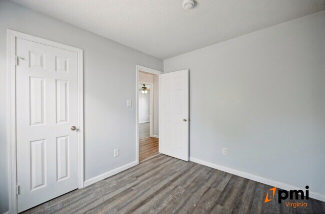 Building Photo - 3 BEDROOM 2 BATH W/GARAGE IN VIRGINIA BEACH PETS ALLOWED