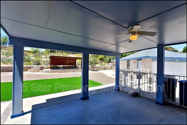 Building Photo - 529 Castlerock Ln