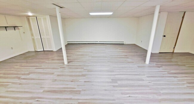 Building Photo - 3 Bed / 1-1/2 Bath Single Family Home w/2-car garage