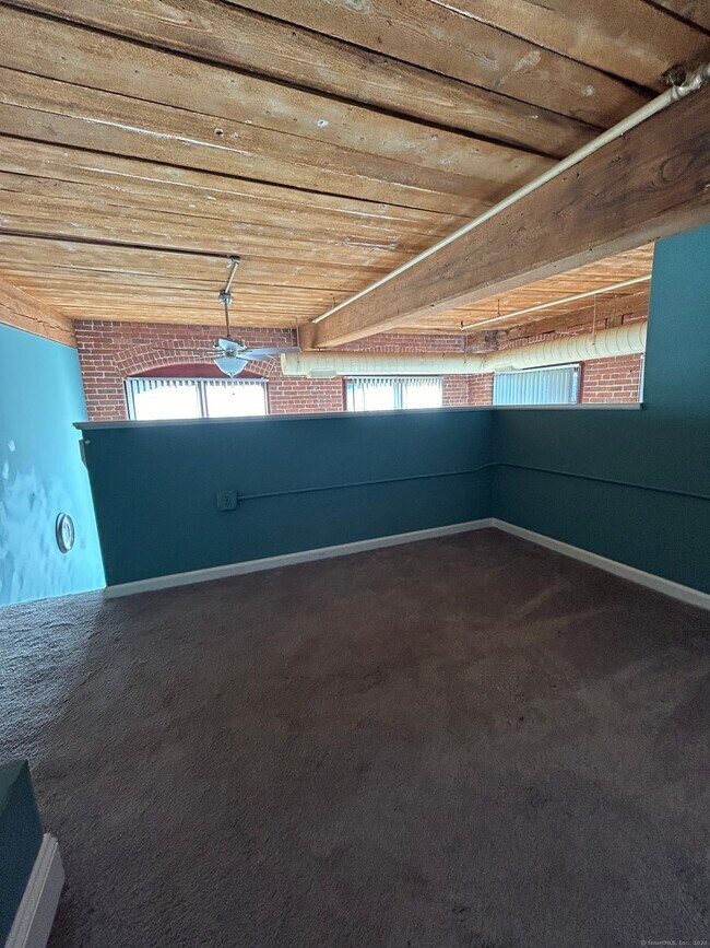 Building Photo - 839 Main St