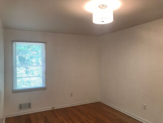 Building Photo - 174-176 Riverdale Dr