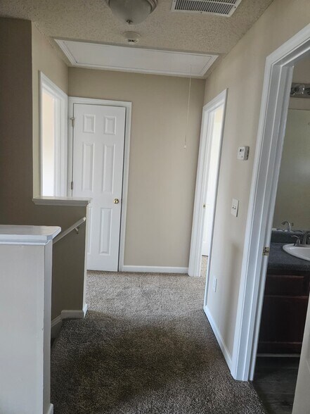 Building Photo - 500 Jaclyn Cir