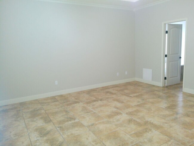 Building Photo - 4 Bedroom 3 Bath on the Island