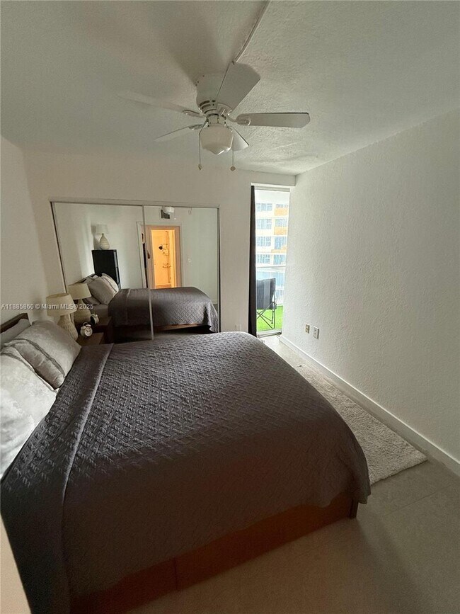 Building Photo - 3140 S Ocean Dr