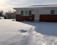 Building Photo - Charming 2-Bedroom Oasis with Spacious Front Yard!