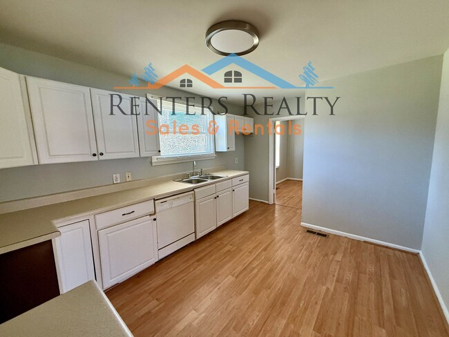 Building Photo - 3 bedroom house with Fenced Yard